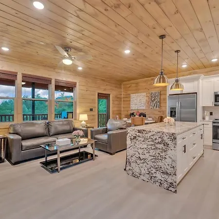 Honeybear Hideaways - Unique & Serene Cabin With Indoor Pool, Hot Tub And Mountain Views